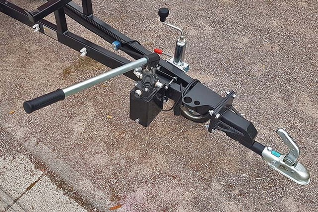 FT-600 wywrotka, kiprowanie ręczną pompą hydrauliczną 